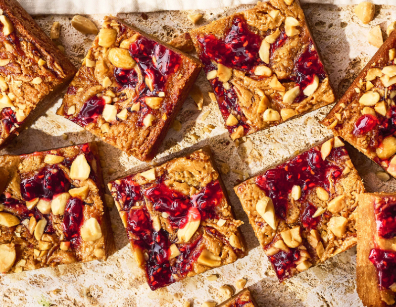 blondie-al-burro-darachidi-e-marmellata-di-lamponi