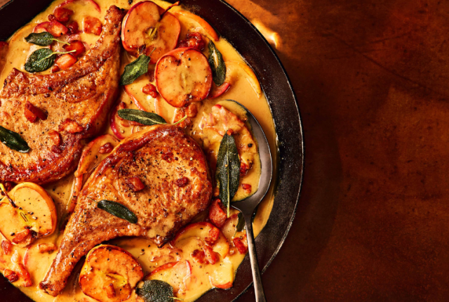 braciole-di-maiale-con-mele-e-bacon