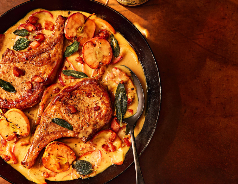 braciole-di-maiale-con-mele-e-bacon