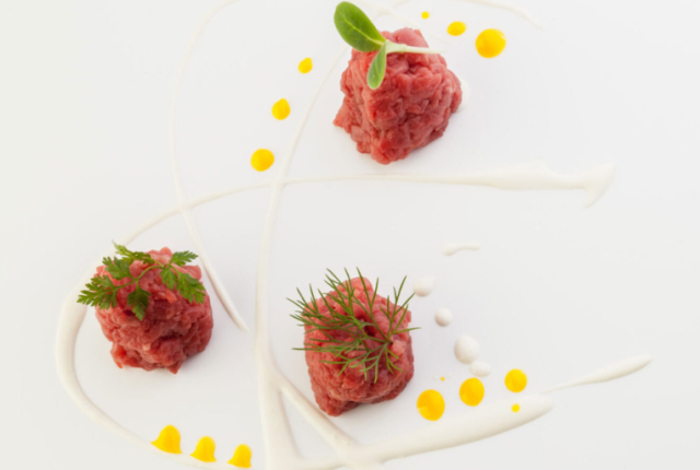 carne-cruda-con-salsa-al-parmigiano-e-tuorlo-duovo-di-antonino-cannavacciuolo