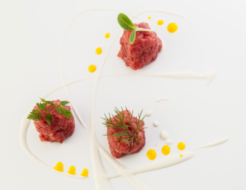 carne-cruda-con-salsa-al-parmigiano-e-tuorlo-duovo-di-antonino-cannavacciuolo