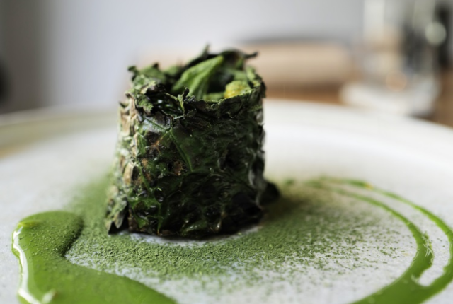 cavolo-nero-cagliata-morbida-vaccina-e-gremolata-di-bosco