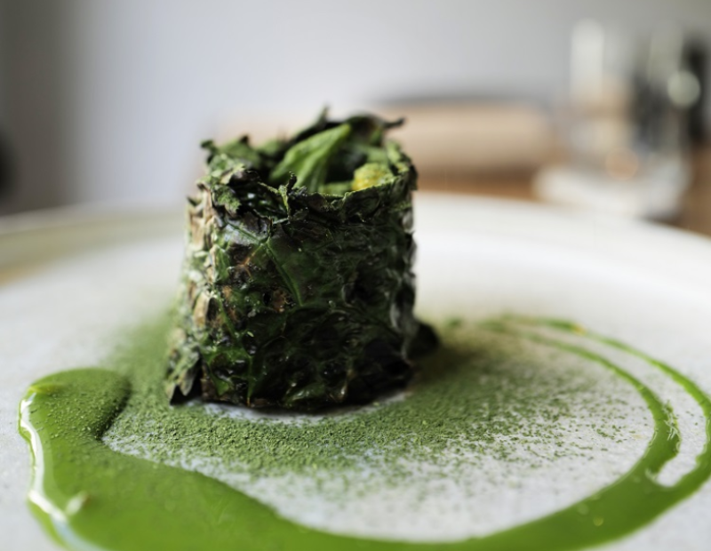 cavolo-nero-cagliata-morbida-vaccina-e-gremolata-di-bosco