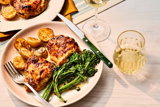 cosce-di-pollo-marinate-allo-yogurt-con-patate-e-broccoletti