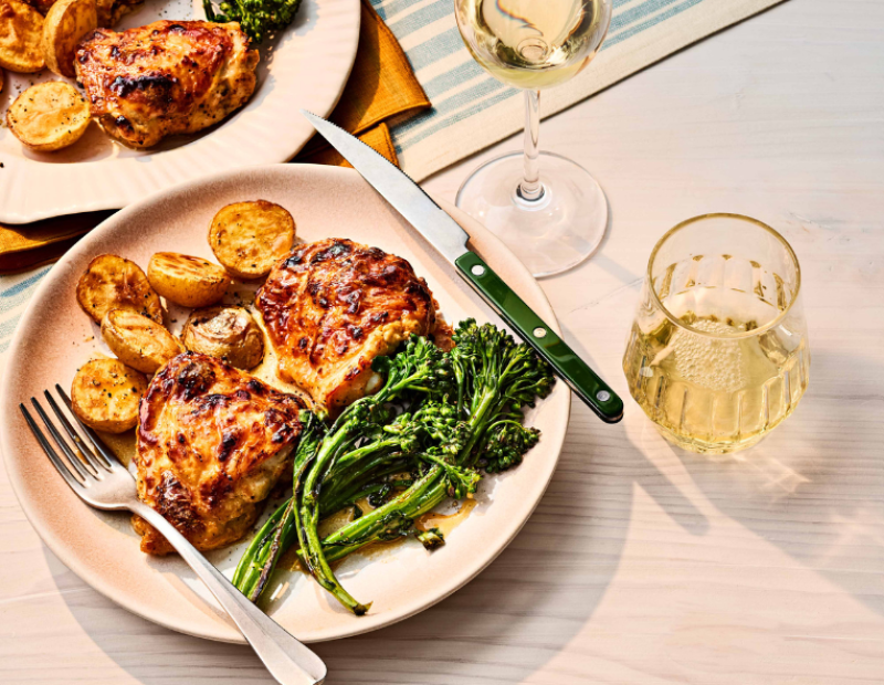 cosce-di-pollo-marinate-allo-yogurt-con-patate-e-broccoletti
