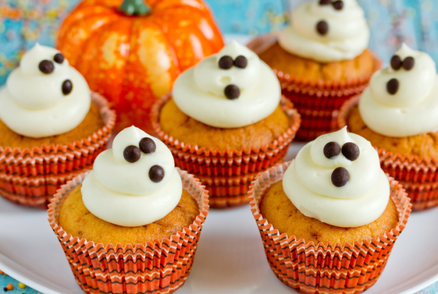 cupcake-di-zucca-con-fantasmini-di-cream-cheese cupcake-di-zucca-con-fantasmini-di-cream-cheese