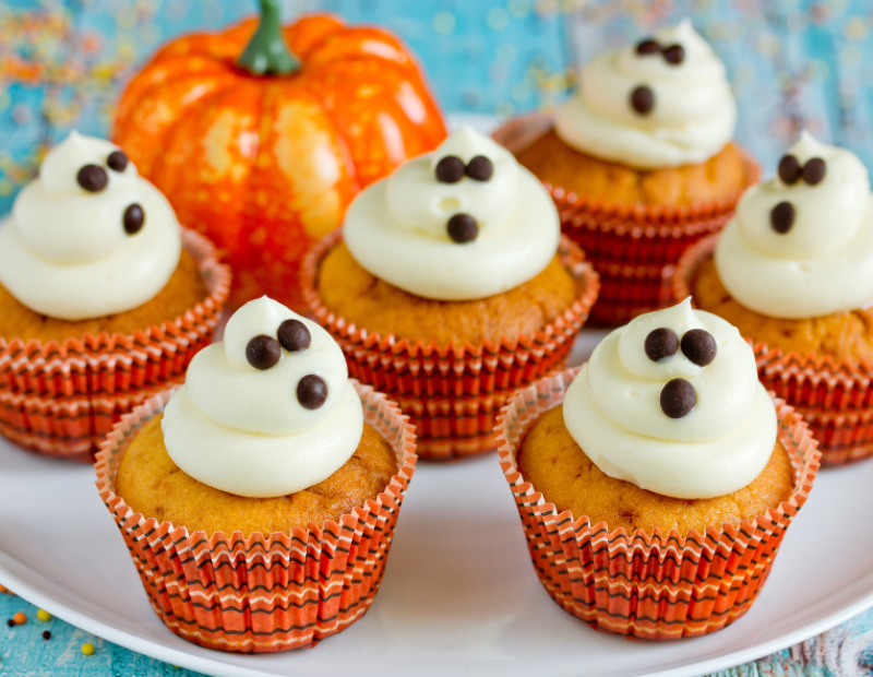 cupcake-di-zucca-con-fantasmini-di-cream-cheese cupcake-di-zucca-con-fantasmini-di-cream-cheese