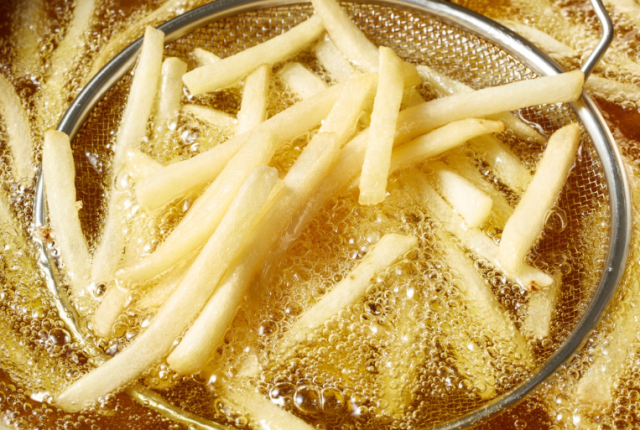 friggere-senza-friggitrice-tecnica-olio