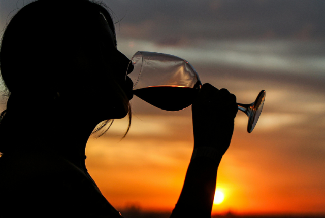 gen-z-consumi-alcol-indagine-iwsr-2026