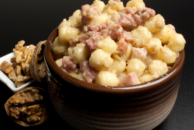 gnocchi-con-speck-noci-e-gorgonzola