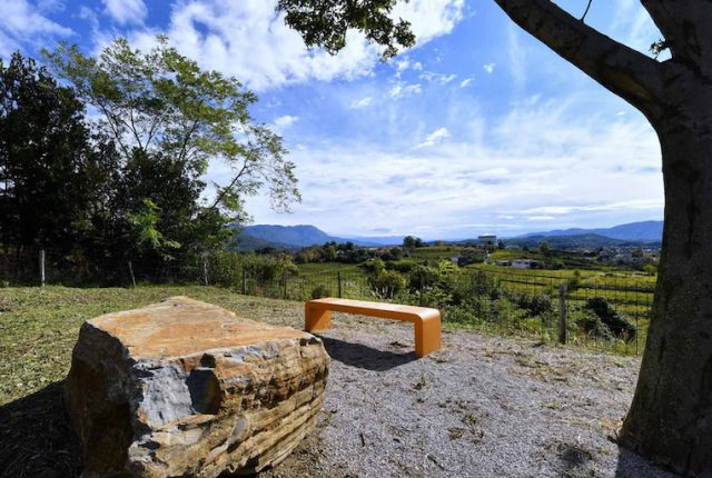 il percorso delle panchine arancioni