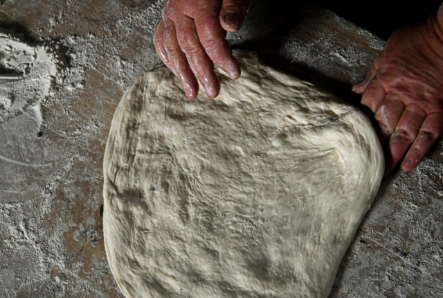 impasto-pizza-si-ritira-teglia-cause-soluzioni-perche