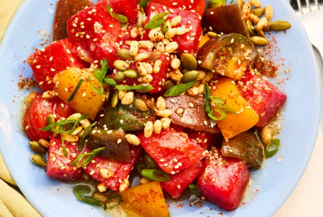 insalata-di-anguria-e-pomodori-con-dressing-sesamo-miso