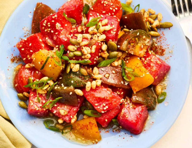 insalata-di-anguria-e-pomodori-con-dressing-sesamo-miso
