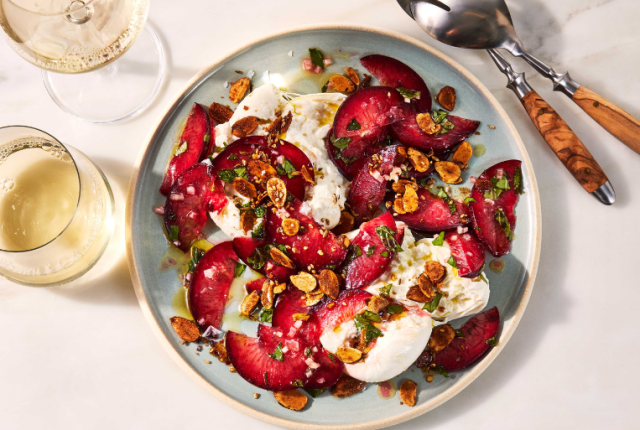 insalata-di-prugne-e-burrata-con-mandorle-speziate