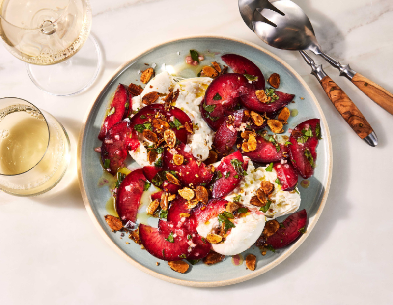 insalata-di-prugne-e-burrata-con-mandorle-speziate