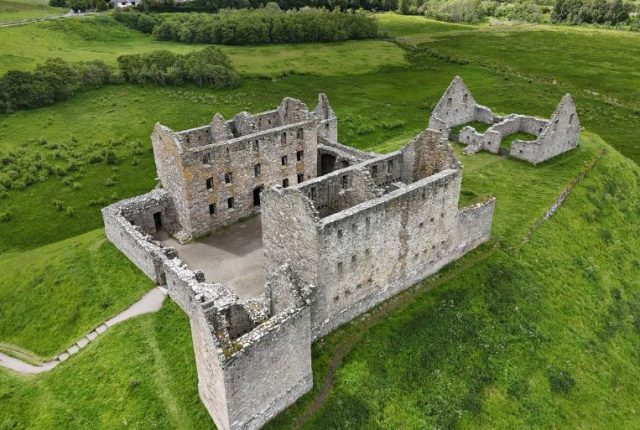 le suggestive rovine della Ruthven Barracks nel Cairngorms National Park, sulla strada per Inverness (ph. John KinsellaShutterstock.com)