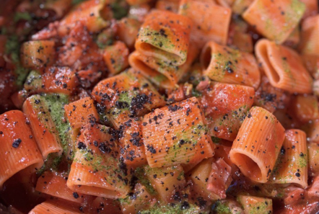 mezzi-paccheri-con-ragu-di-totani-e-patate