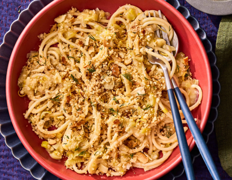 pasta-ai-porri-fondenti-con-panko-al-limone-e-aneto