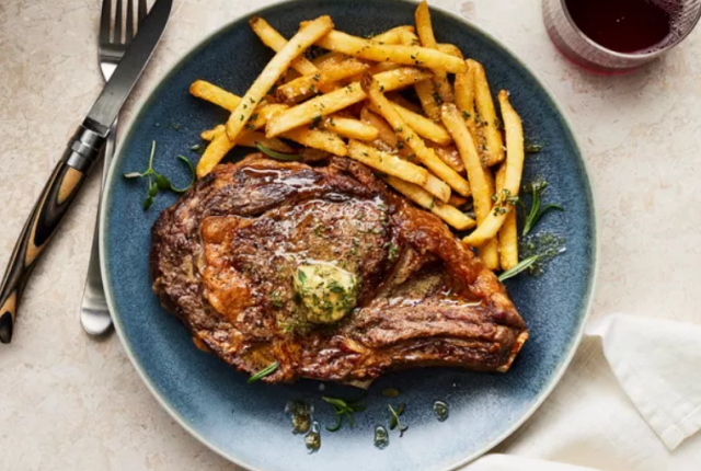 patatine-fritte-e-bistecca-in-friggitrice-ad-aria