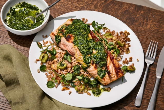 salmone-alla-griglia-con-salsa-verde-e-farro