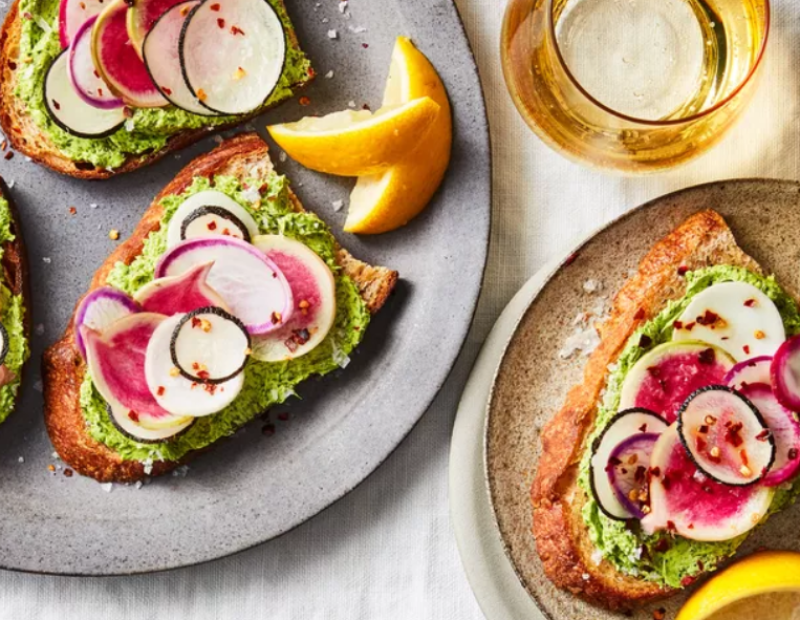 tartine-di-pasqua-con-ravanelli-rape-e-burro-alle-foglie