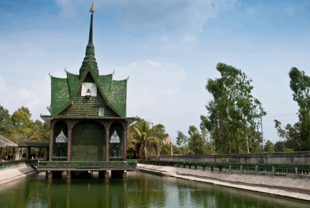 thailandia-tempio-bottiglie-birra-wat-pa-maha-chedi-kaew