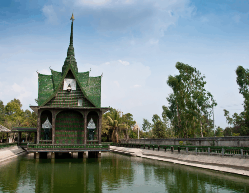 thailandia-tempio-bottiglie-birra-wat-pa-maha-chedi-kaew