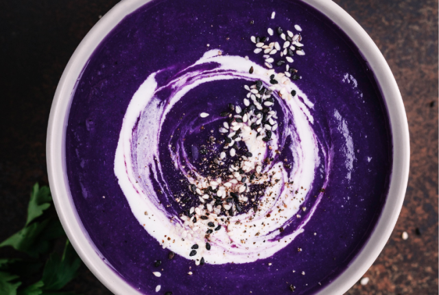 vellutata-di-cavolo-viola-fonduta-di-taleggio-e-crostini-allaglio