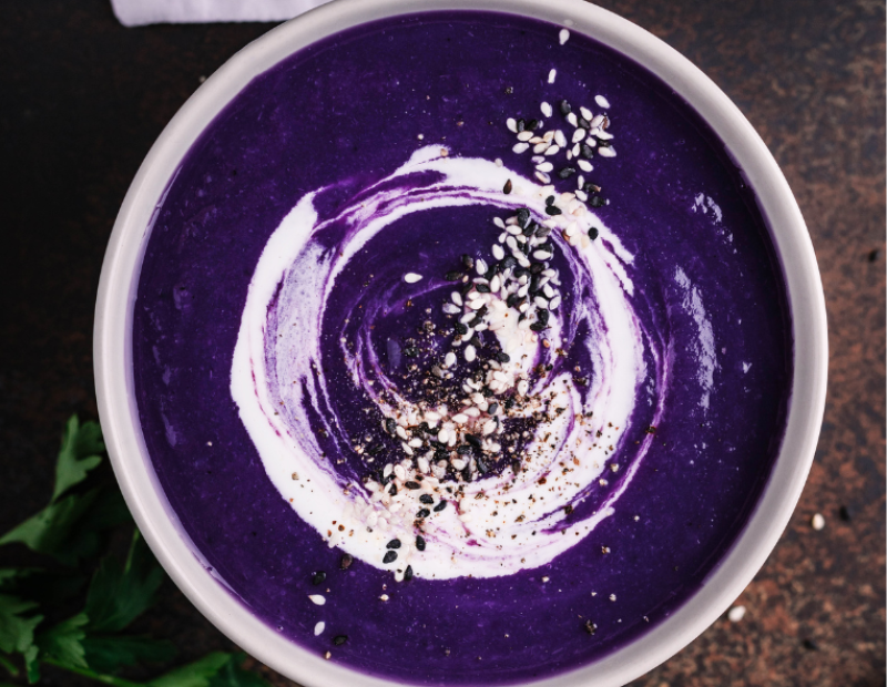 vellutata-di-cavolo-viola-fonduta-di-taleggio-e-crostini-allaglio