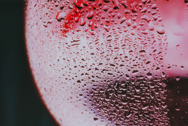 vino-rosso-freddo-estate-gen-z-come-servirlo